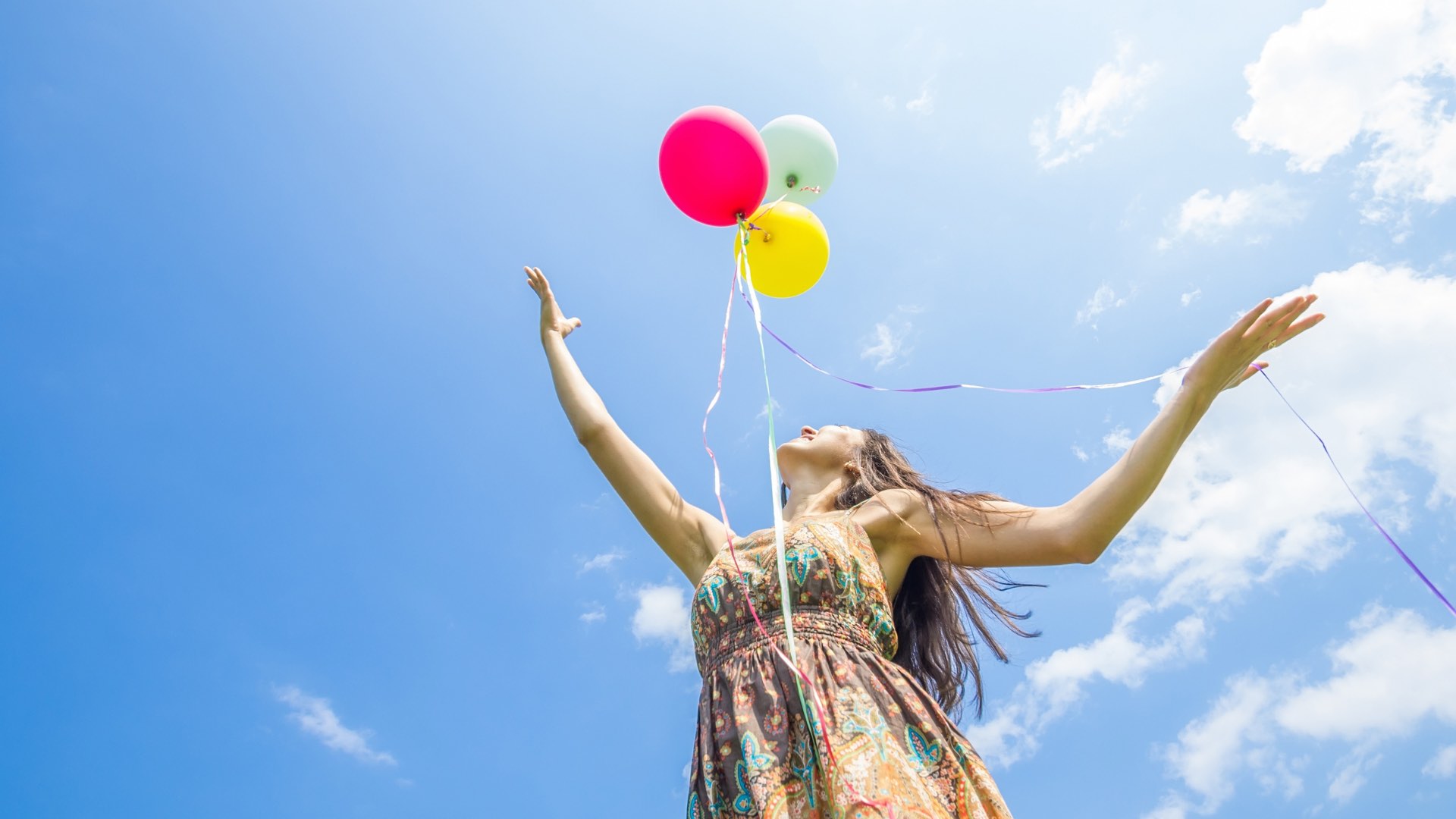 Frau hat Kinderwunsch Beratung Himmel und lässt Luftballons steigen